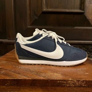 Nike Navy and White Women's pacific Sneakers retro